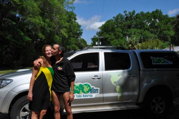 Felizes e prontos para nosso primeiro mergulho numa caverna de verdade, em Peacock, na Flórida, nos Estados Unidos